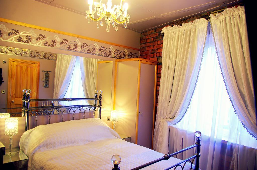 Crown House Suites Halifax Room photo