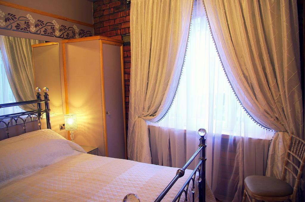 Crown House Suites Halifax Room photo